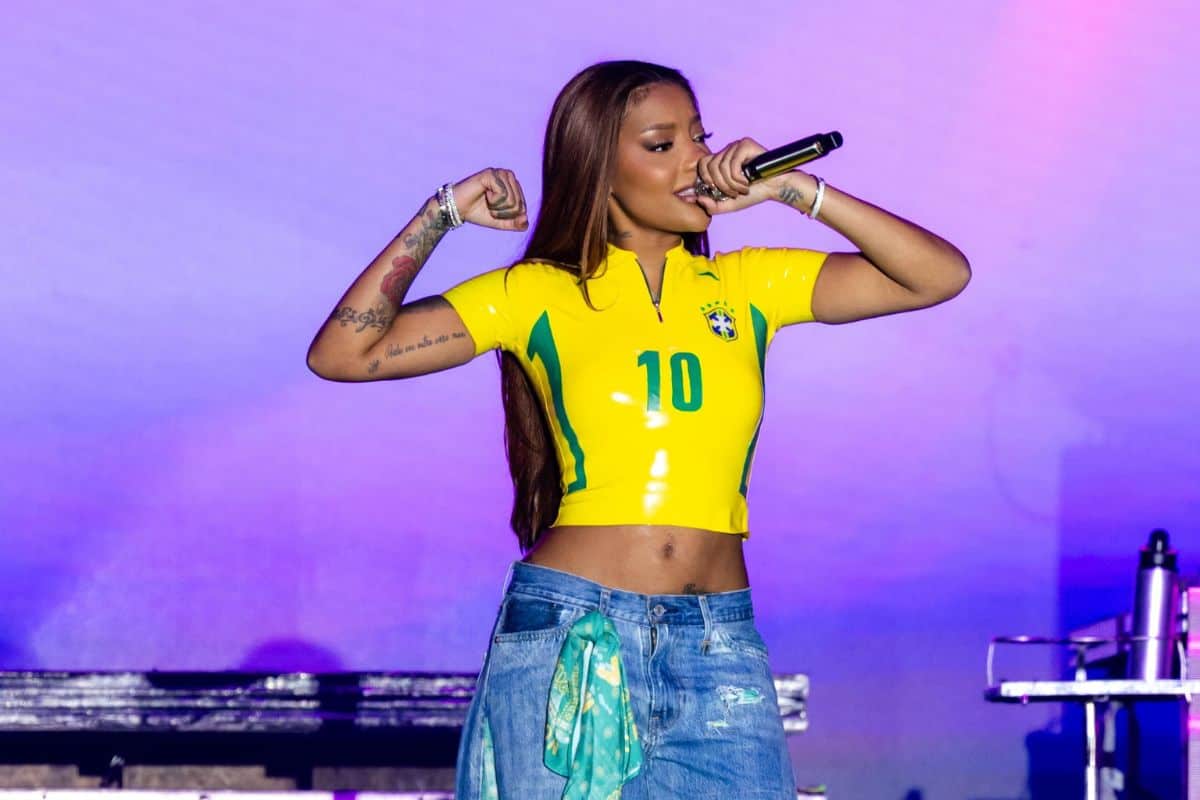 Blusas de látex com tema do Brasil ganham destaque na moda de celebridades