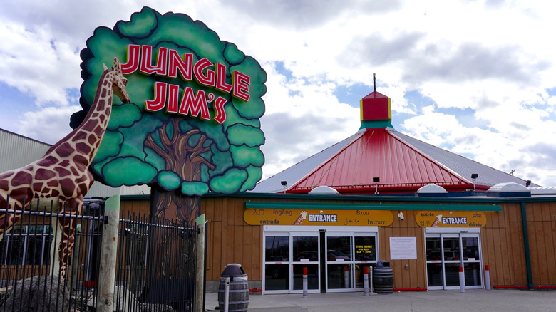 A safari-themed sign with a giraffe in front of Jungle Jim's store in Cincinnati.