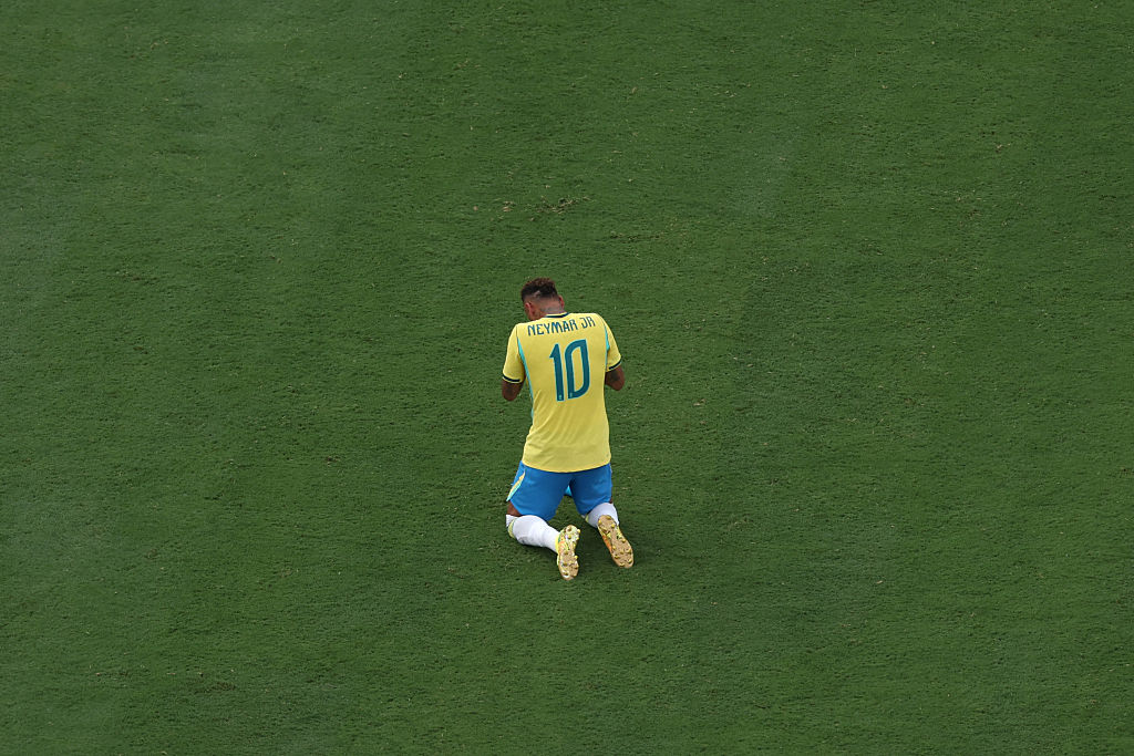 Ảnh Neymar gục ngã gây bão toàn cầu