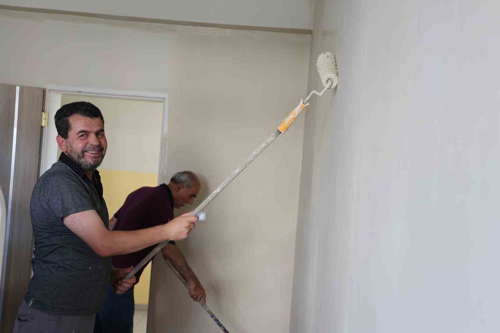 MİLLİ EĞİTİM BAKANLIĞI VE İL MİLLİ EĞİTİM MÜDÜRLÜĞÜ'NÜN DESTEK SAĞLADIĞI OKULDA, ÖĞRETMENLER GÖNÜLLÜ OLARAK MESAİ SAATLERİNİN DIŞINDA GERÇEKLEŞTİRDİKLERİ BU ÇALIŞMAYLA, ÖĞRENCİLERE DAHA HİJYENİK BİR EĞİTİM ORTAMI SUNMAYI VE KURUMA SAHİP ÇIKMA BİLİNCİNİ GÜÇLENDİRMEYİ HEDEFLEDİKLERİNİ BELİRTTİ.