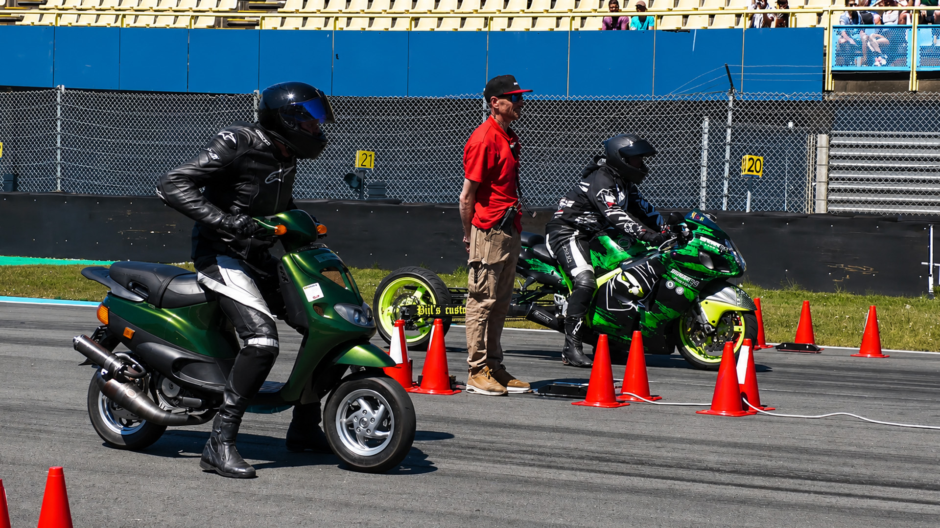 Mini-Roller tritt im wilden Drag Race gegen umgebautes Sportbike an