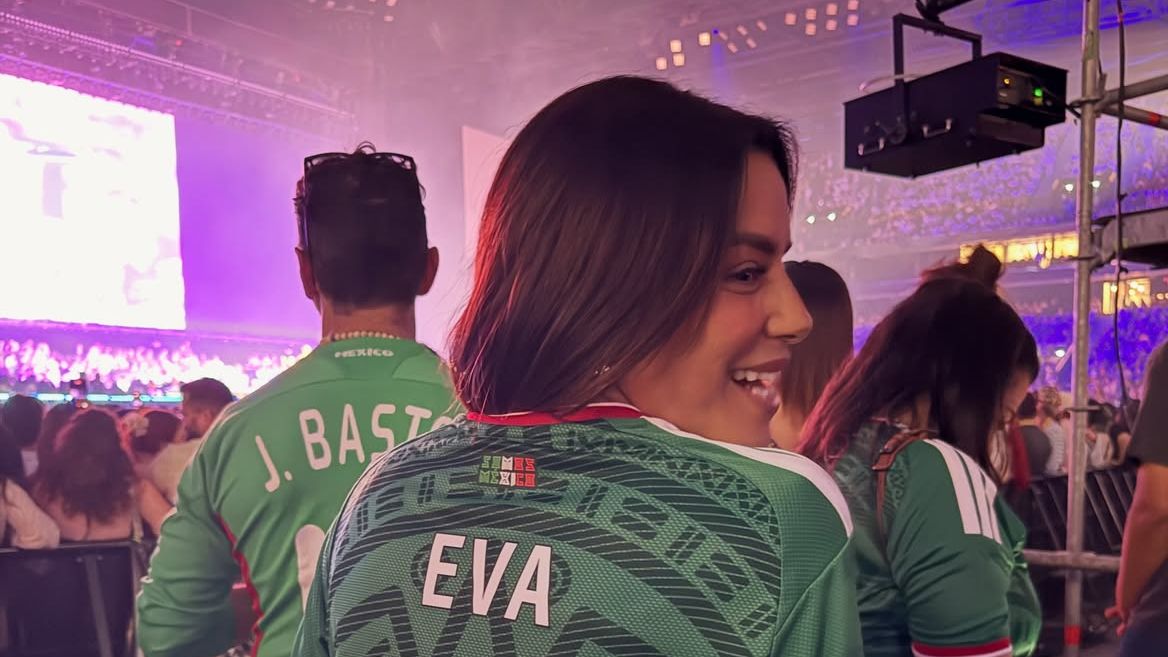 Apr s Salma Hayek Et Sa Fille Eva Longoria Enflamme Le Concert De Bad 