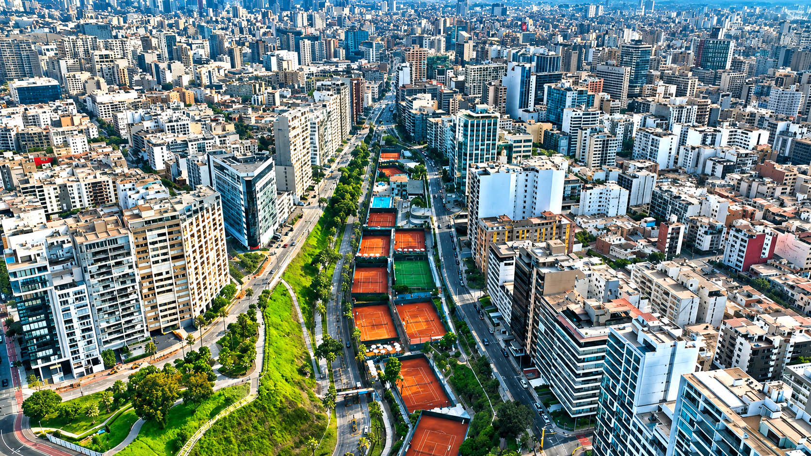El moderno horizonte de Lima junto a parques verdes y el Pacífico