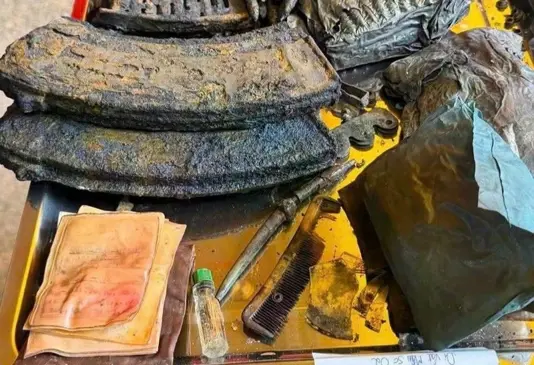 Báo điện tử Tiền Phong Cuốn sổ ghi tên liệt sĩ Huỳnh Văn Quên được phát hiện cùng nhiều di vật khác trong quá trình quy tập hài cốt liệt sĩ tại Công viên Lê Thị Riêng. Ảnh: Bộ Tư lệnh TPHCM. 1