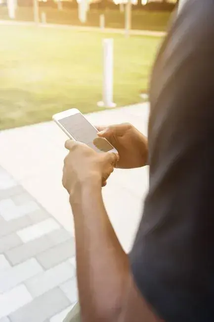 7 texting habits that quietly signal someone is losing interest