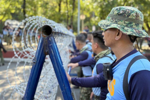 Enfrentamientos entre policía y manifestantes ante el Senado por juicio a Duterte