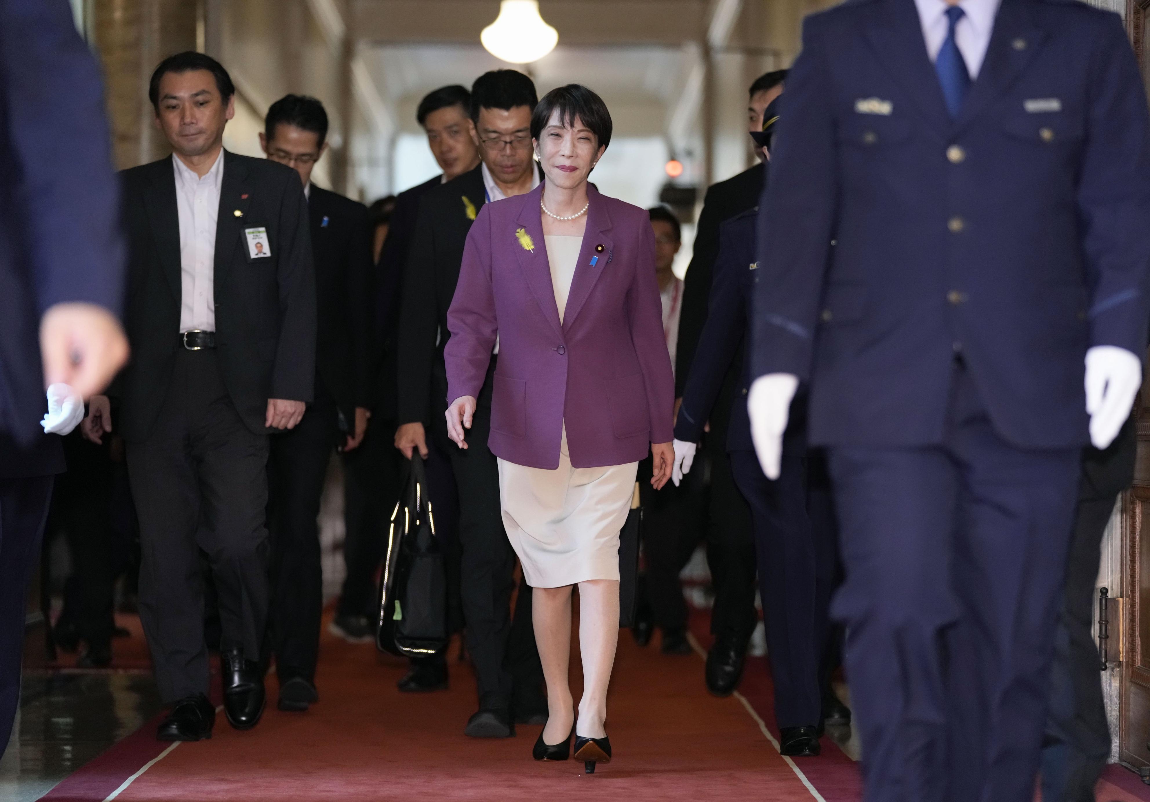 参院決算委に向かう高市首相＝6日午後、国会