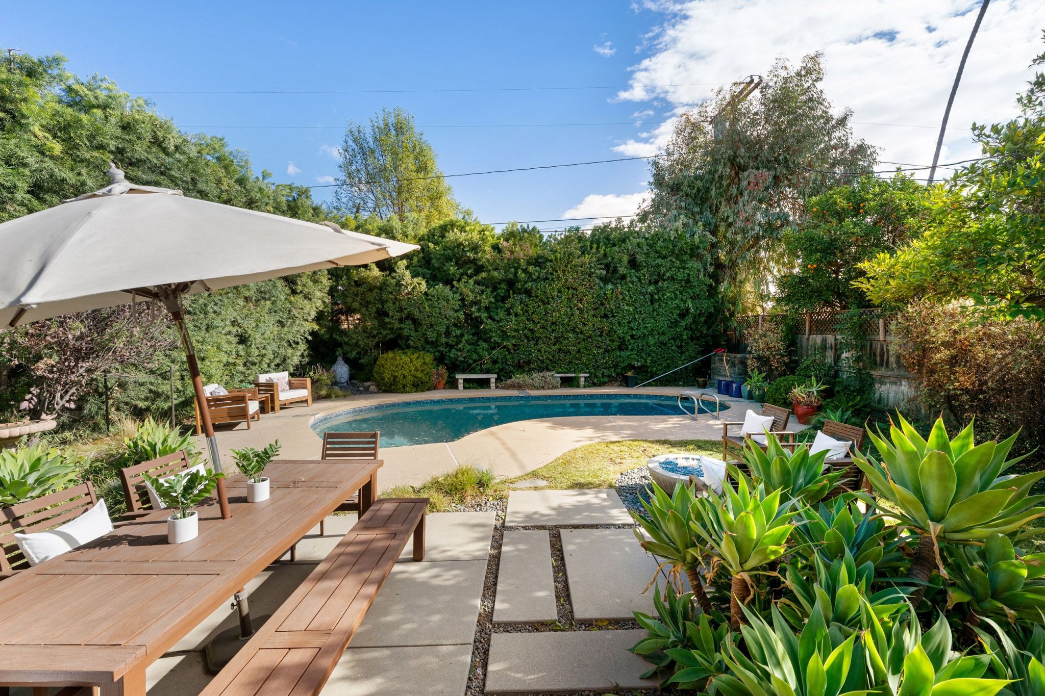 Woman goes to neighbor’s pool—then spots who’s hiding underwater