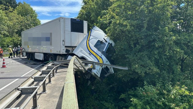 Der Sattelzug wäre beinahe abgestürzt.