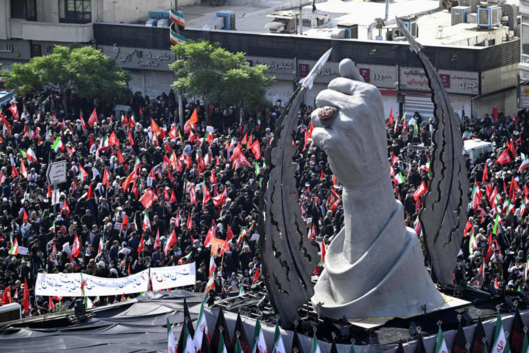 イランの首都テヘラン中心部に設置された故アリ・ハメネイ師の拳をモチーフにしたオブジェ。米イスラエルへの復讐を訴えている＝6日（共同）