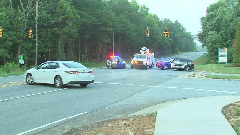 Hundreds in Mint Hill left without power after car crashes into pole