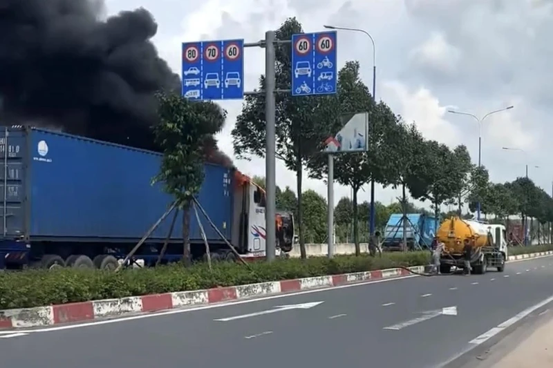 Người dân lăn xả dập lửa, cứu container thoát khỏi vụ cháy xe đầu kéo ở TPHCM