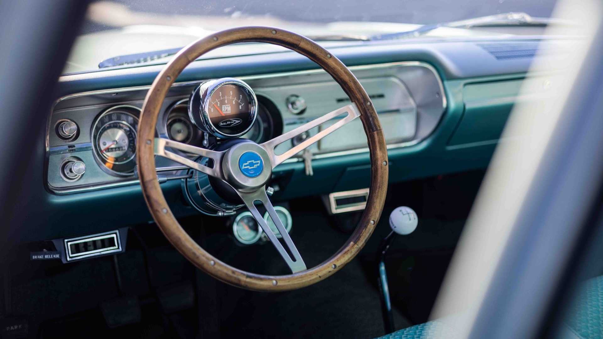 Steering wheel and shift lever of a classic Chevrolet muscle car