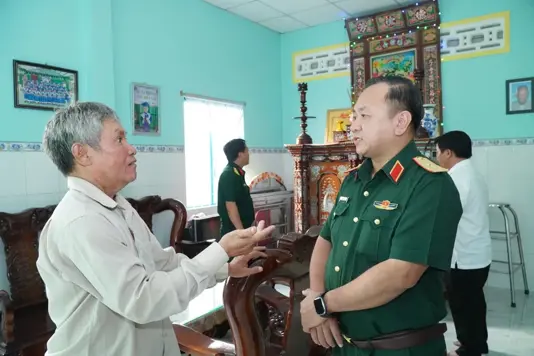 Báo điện tử Tiền Phong Đoàn công tác Bộ Tư lệnh TP.HCM lắng nghe gia đình chia sẻ về quá trình tìm kiếm liệt sĩ Huỳnh Văn Quên. Ảnh: Bộ Tư lệnh TPHCM. 1