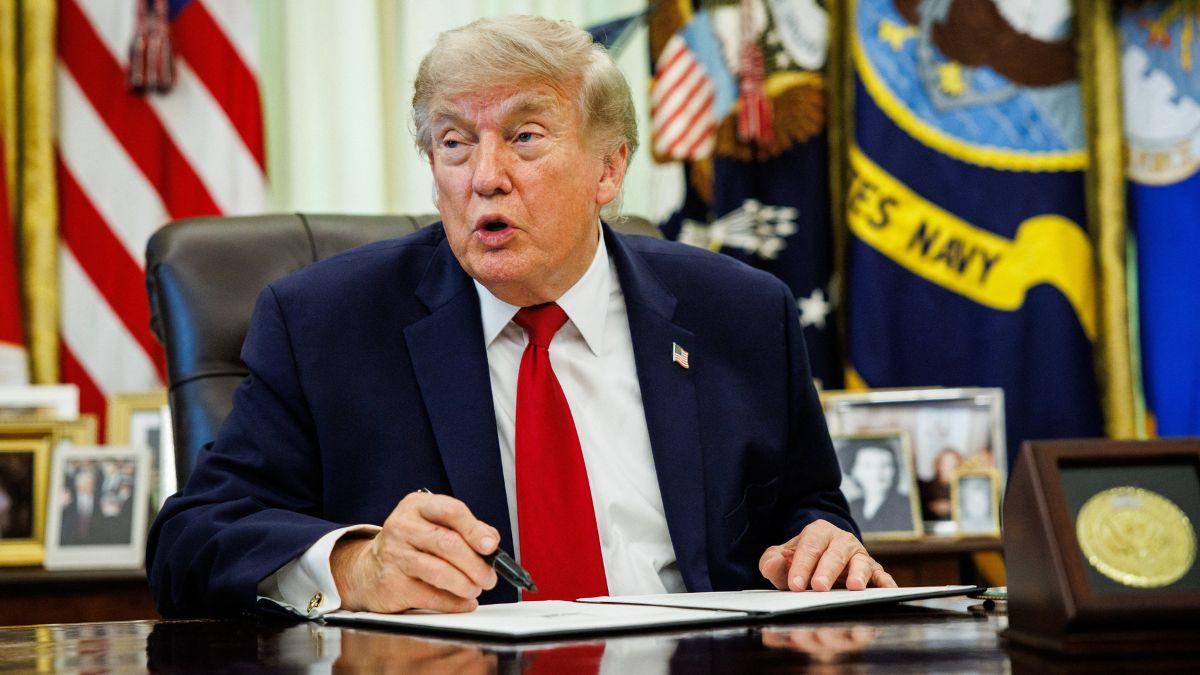 Did Donald Trump have a stroke? President's odd hand movements during ...