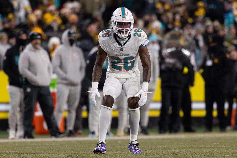 Cornerback Rasul Douglas agrees to a 1-year contract with the ...