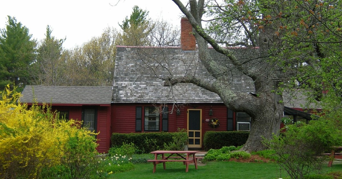 Pickity Place, New Hampshire is the real-life cottage behind Little Red ...