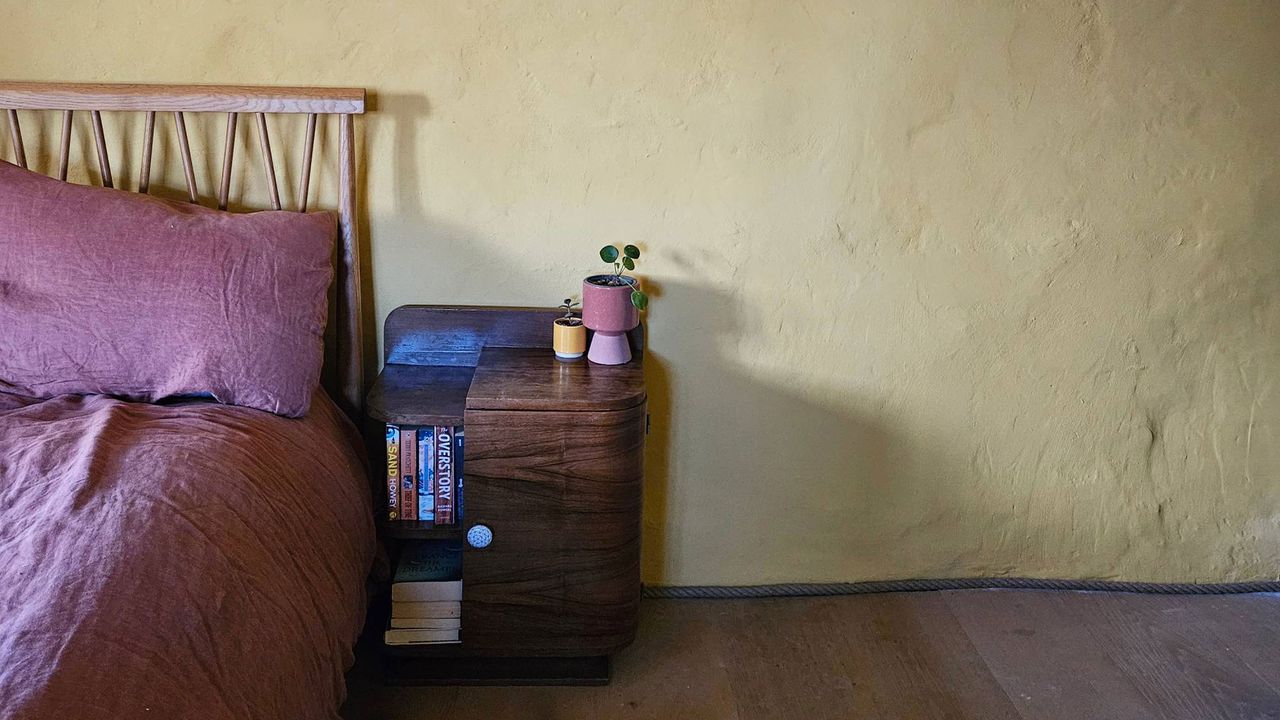 I avoided skirting boards in my lime-plastered spare room and used this ...