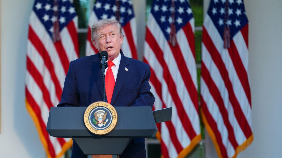 Did Donald Trump have a stroke? President's odd hand movements during ...
