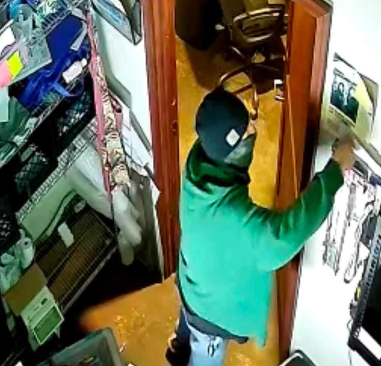 Burglar caught on camera stealing safe from Cascade Locks restaurant