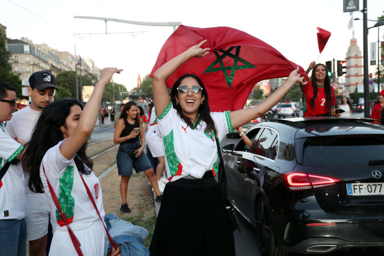 Coupe du monde : des supporters algériens filmés en train de brûler un drapeau marocain en Seine-Saint-Denis, plainte de l’ambassade du Maroc