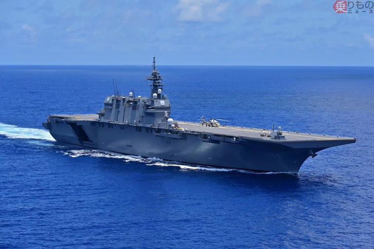 海自最大の護衛艦」と「世界最大級の軍艦」が洋上で並んだ! 圧巻の編隊