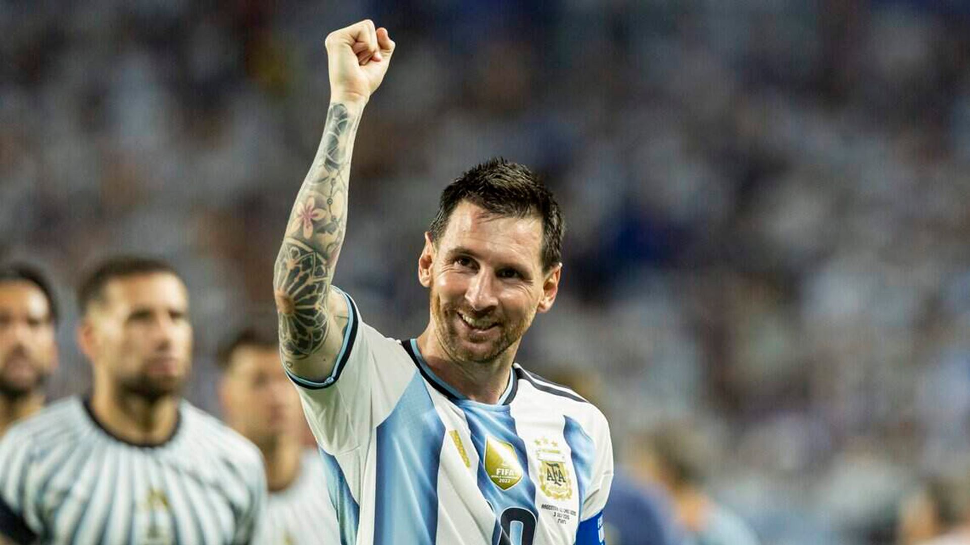 Lionel Messi accepts a Vatican-blessed rosary from one of his fans ...