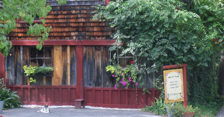 Pickity Place, New Hampshire is the real-life cottage behind Little Red ...