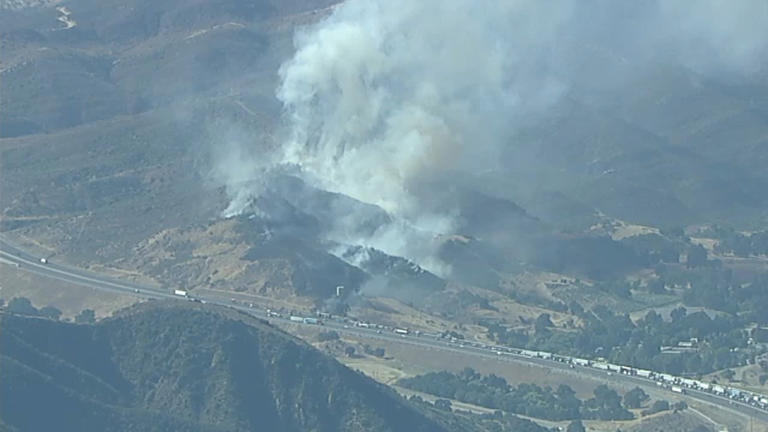 Evacuation warning lifted after Castaic fire shuts down some 5 Freeway ...