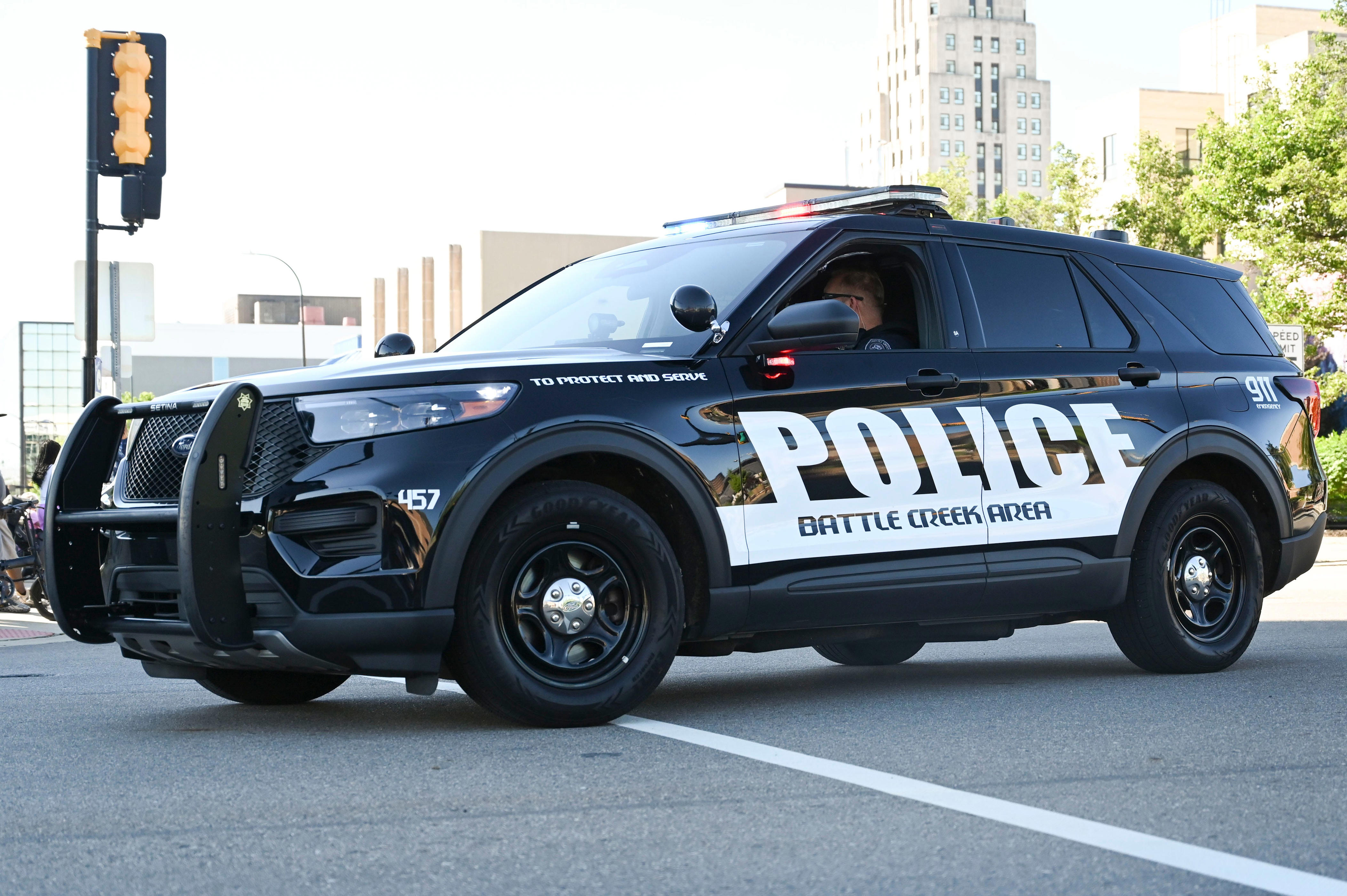 Man arrested after shots fired at Battle Creek police vehicle