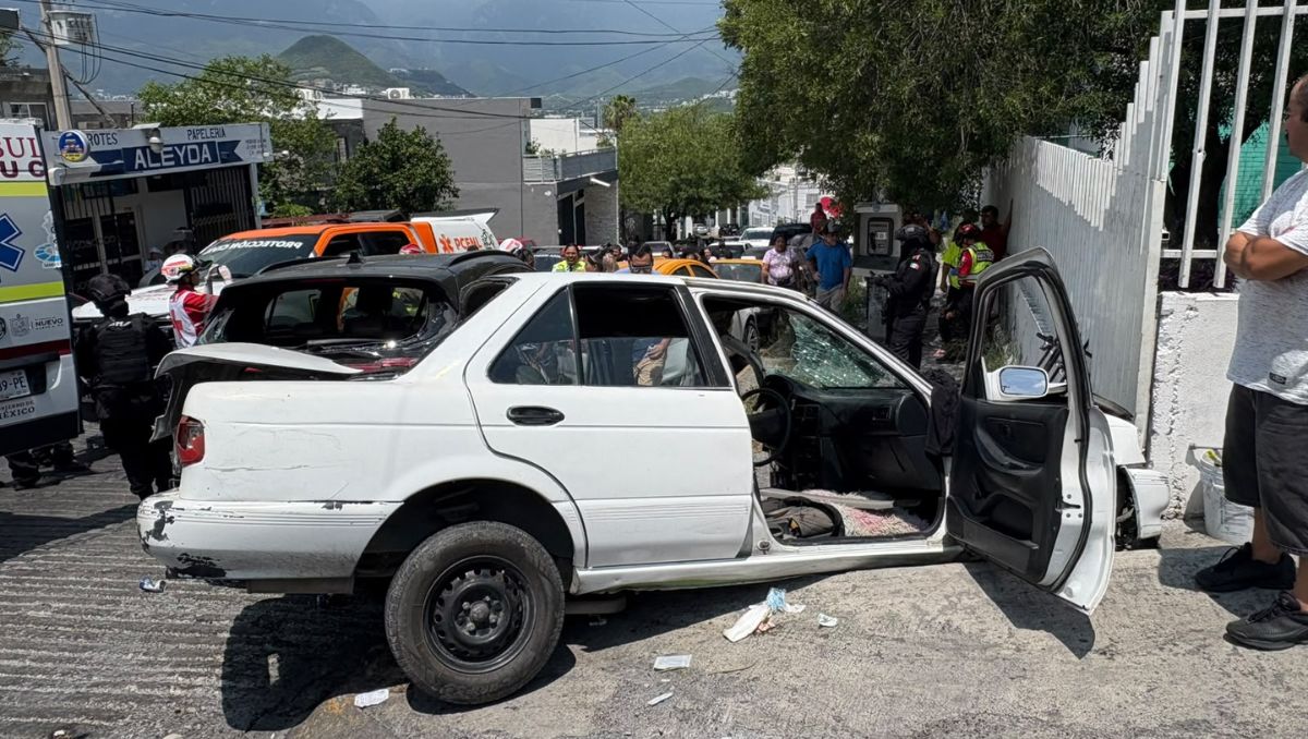 Conductor queda prensado tras chocar contra barda de jardín de niños en ...