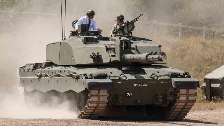 Raja Charles III menaiki tank Challenger 2 saat berkunjung ke Royal ...