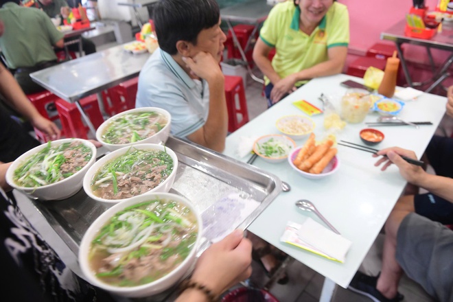 Giá cơm, bún, phở tăng không giảm: Khách ăn nườm nượp thì tội gì phải giảm?