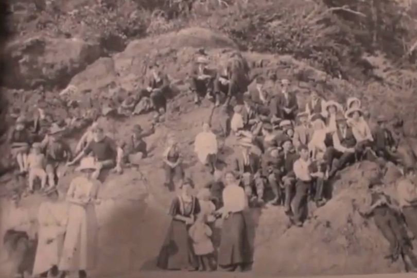 This photo from 1917 has people convinced time travel is real