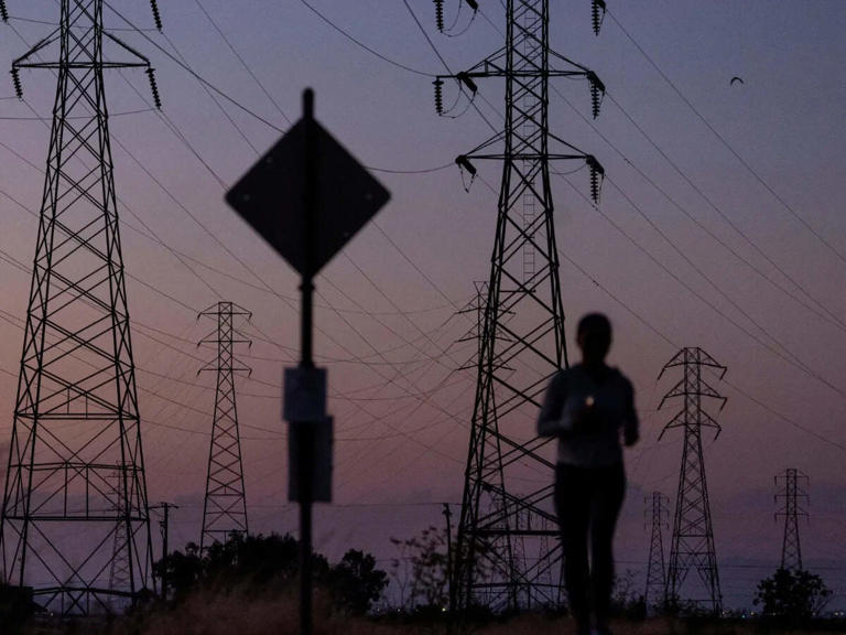 More than 373,000 US customers without power due to extreme weather
