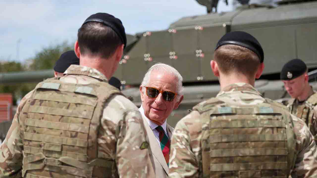 Raja Charles III menaiki tank Challenger 2 saat berkunjung ke Royal ...
