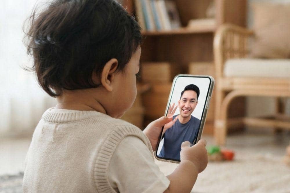 Video Call dengan Bayi, Apakah Termasuk Waktu Layar? Ini Jawabannya