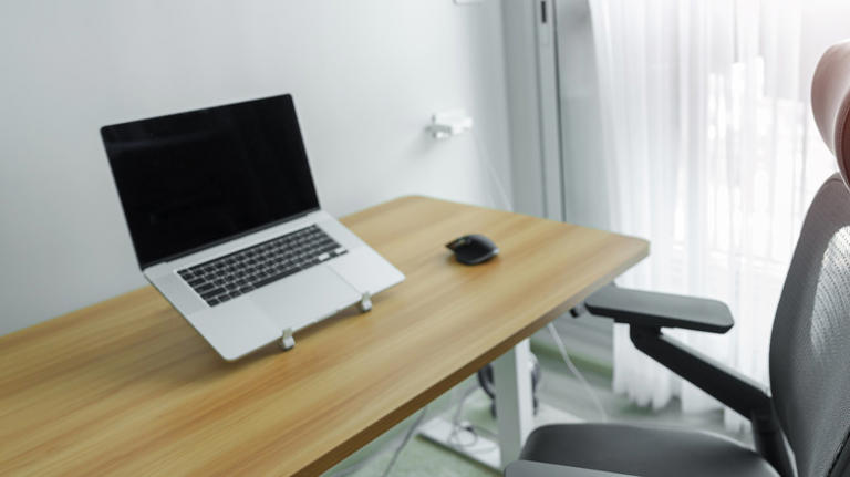 12 gadgets under $25 that deserve a spot in your home office
