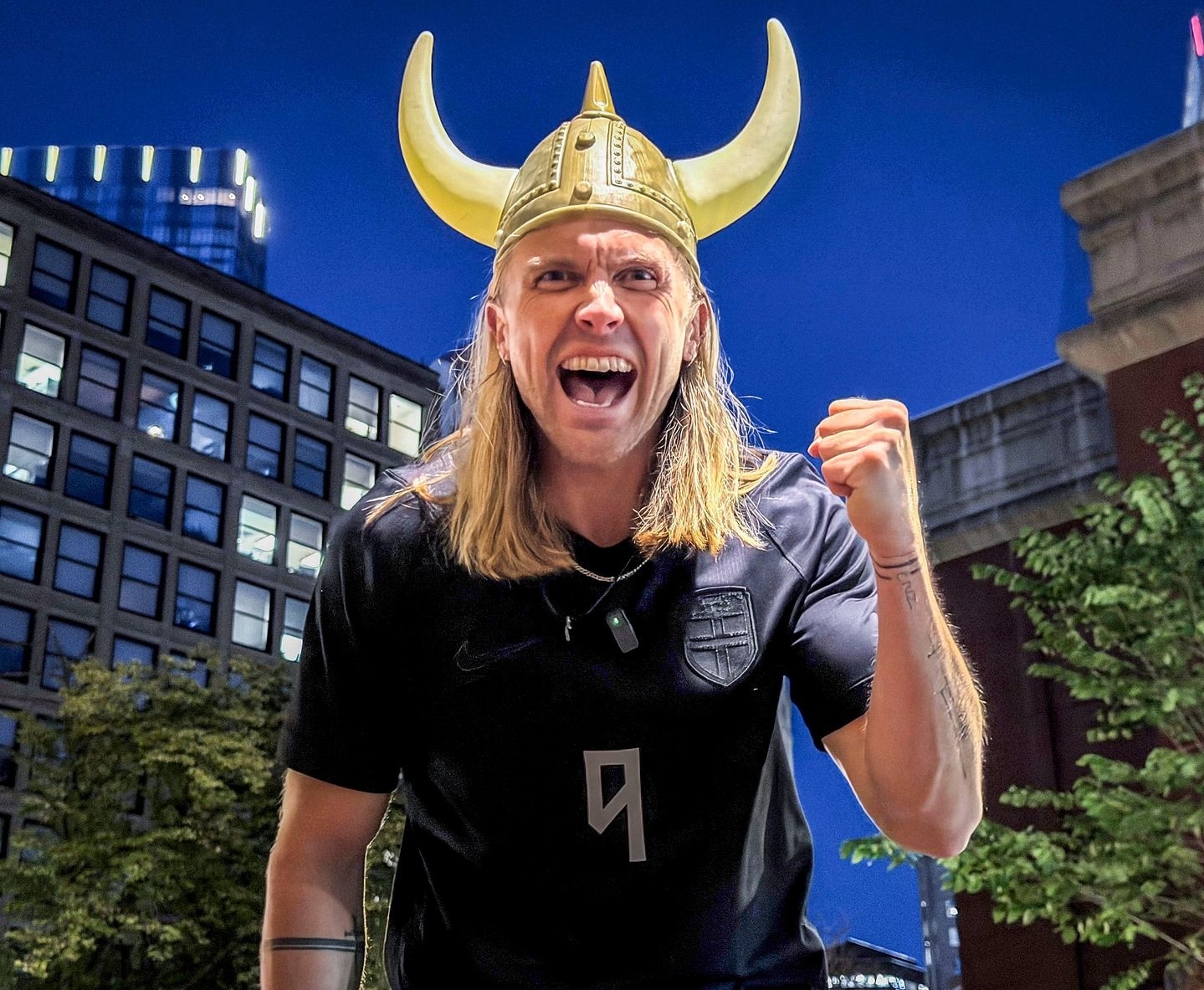 Người sáng tạo điệu chèo thuyền Viking gây bão ở World Cup