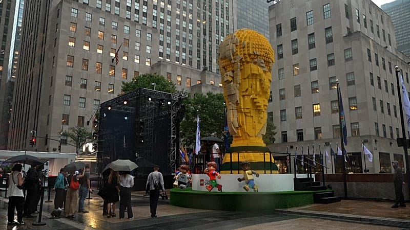 Riesiger Lego-WM-Pokal steht jetzt am Rockefeller Plaza in New York