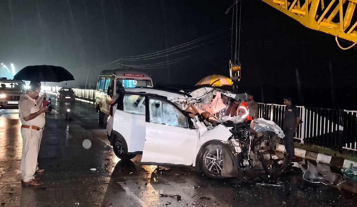 5 family members killed as SUV crashes into truck in Madhya Pradesh