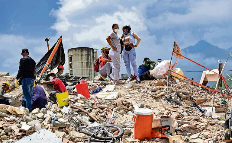 Venezuela: piden sacar cuerpos previo a demoliciones. Foto MARTIN BERNETTI / AFP