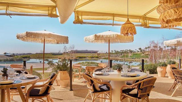 Esta propuesta combina cocina de producto, una terraza de inspiración mediterránea y una programación musical que acompaña el paso de la sobremesa a la noche