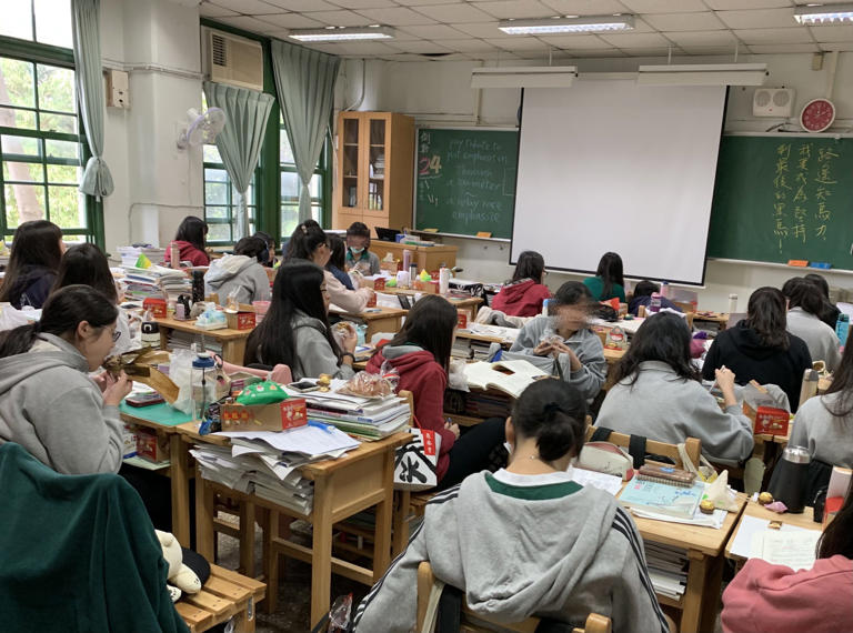 115學年度高中免試入學放榜，錄取率達99.21%，但受少子化影響，全台仍有近3.4萬個招生名額缺額。（圖：高中生示意照）