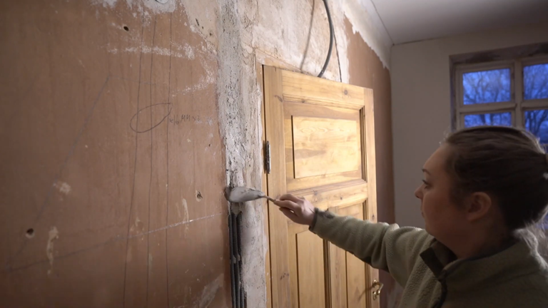 Restoring old walls with traditional lime plaster