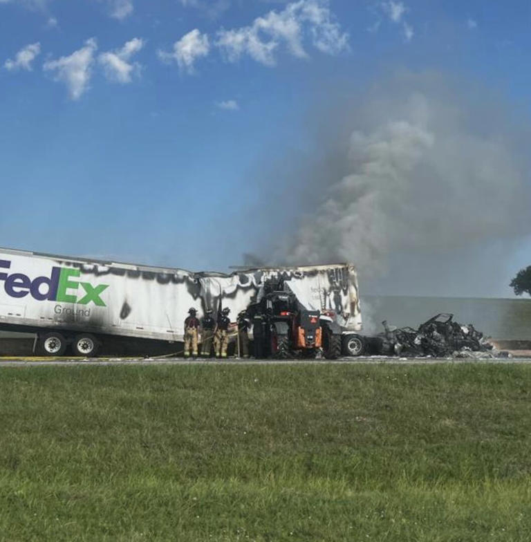 18-wheeler fire shuts down northbound US-75 in Sherman