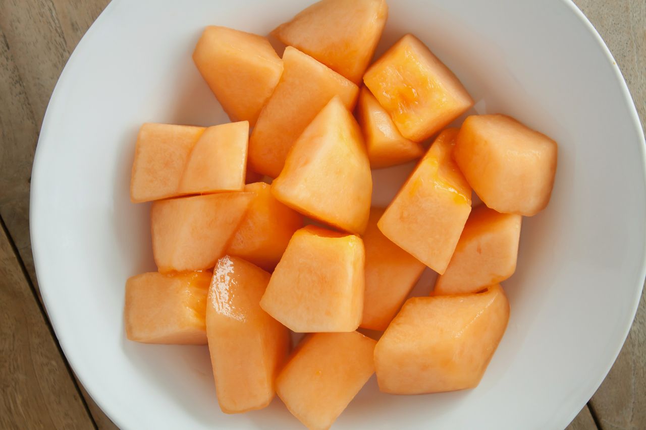 Bowl of cantaloupe chunks arranged on a table