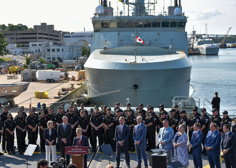Le Premier ministre canadien Mark Carney annonce que le Canada a choisi l'entreprise allemande TKMS pour construire 12 sous-marins destinés à sa marine, le 6 juillet 2026. REUTERS/Ingrid Bulmer"