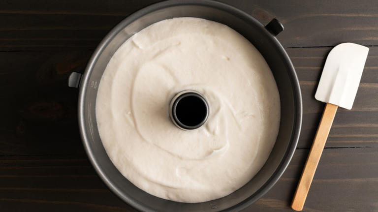 Bundt vs tube cake pans: What's the actual difference