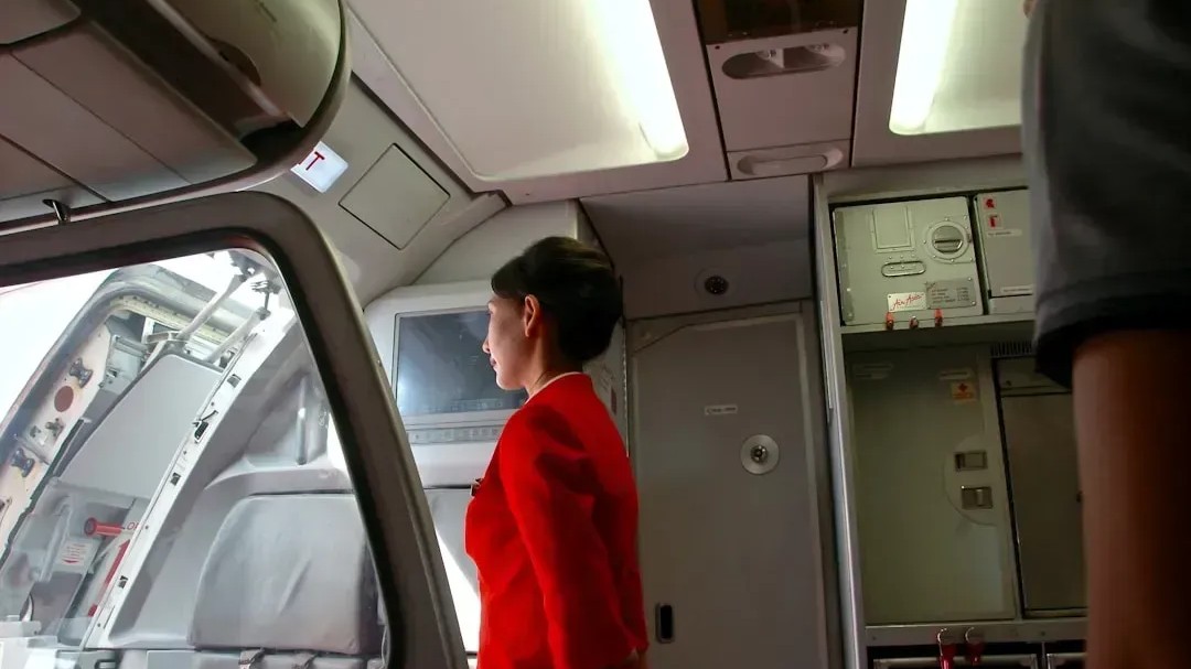 Flight attendants reveal 4 boarding habits that quietly alarm the whole crew